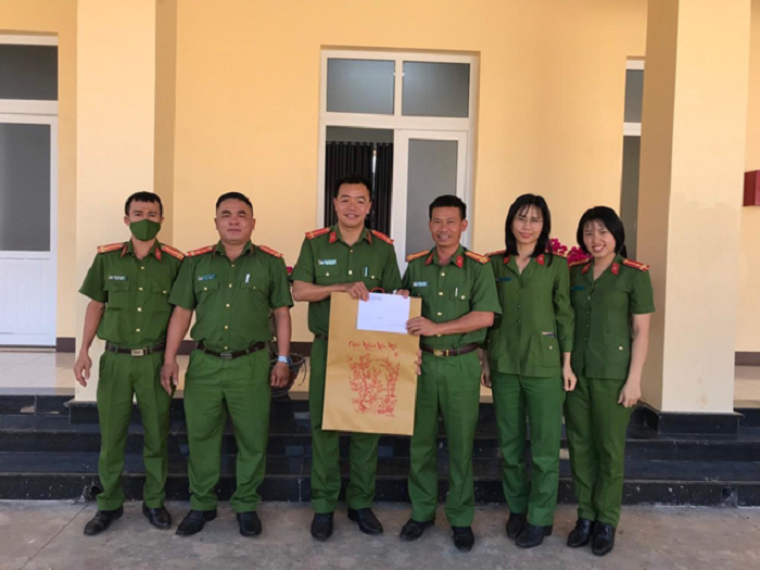 Lãnh đạo Công an huyện thăm, chúc tết, tặng quà Công an các xã, thị trấn nhân dịp Tết Nguyên đán Nhâm Dần 2022